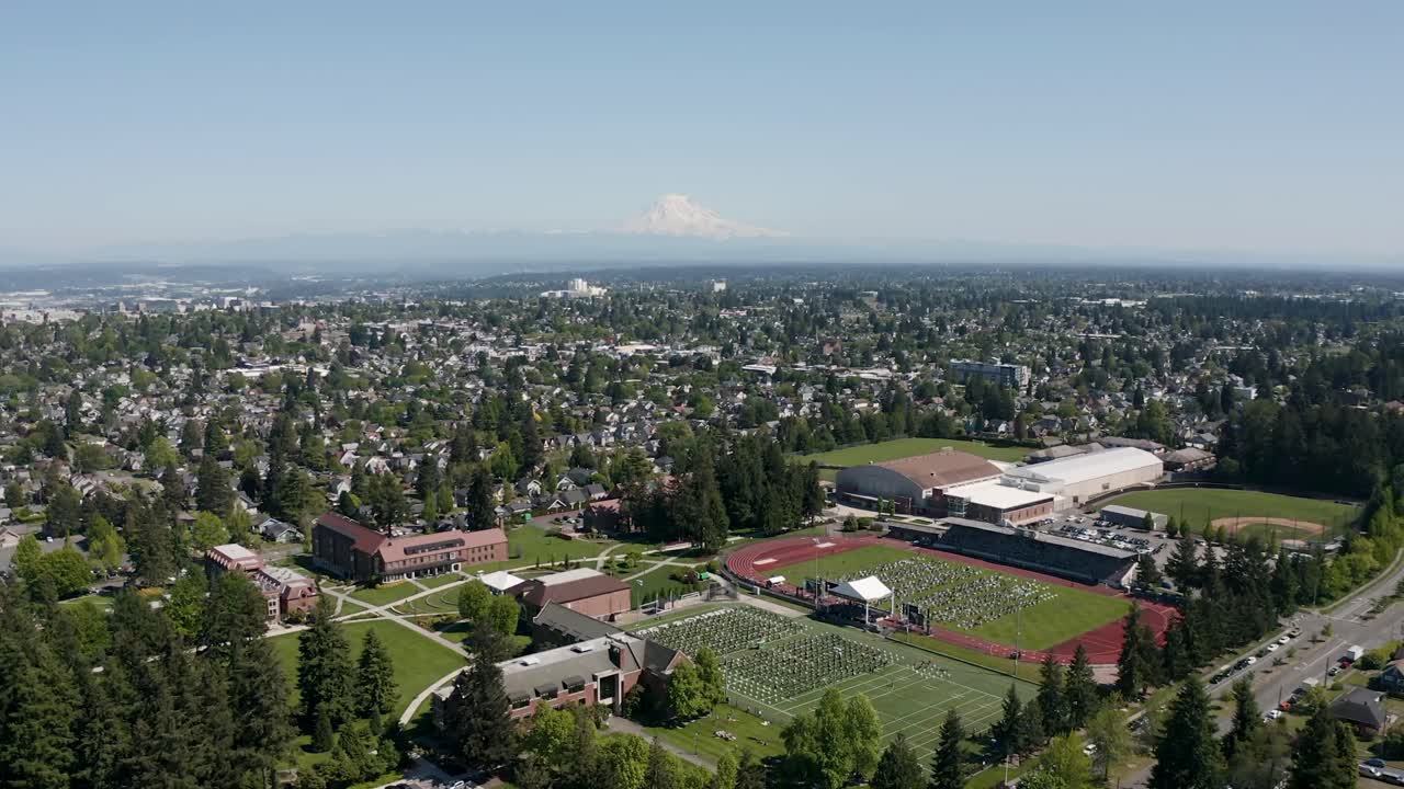 vista aérea de los edificios de la ciudad y la ceremonia de graduación en el campo de la universidad de puget sound en tacoma, washington