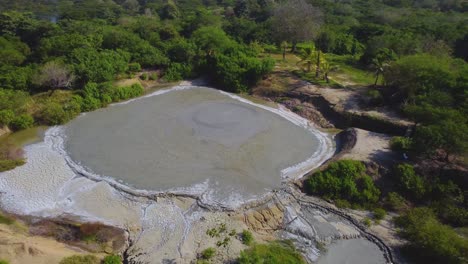 Un-Recorrido-Aéreo-Sobre-El-Magnífico-Volcán-De-Lodo-De-Arboletes