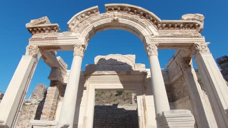 Hermoso-Arco-De-Mármol-Tallado-Y-Pórticos,-éfeso,-Turquía