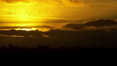 Paisaje-Urbano-Horizonte-De-La-Ciudad-Coventry-Reino-Unido-Atardecer-Nubes-Pájaros-Volando-Cámara-Lenta-Vista-Aérea