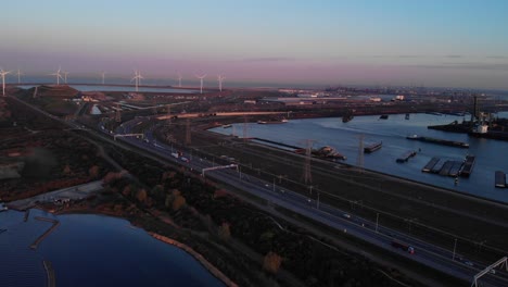 Puerto-Marítimo-De-Maasvlakte-Junto-Con-Los-Molinos-De-Viento-En-Rotterdam,-Países-Bajos-Al-Atardecer