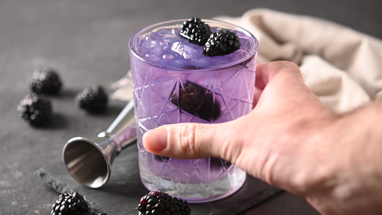 Cocktail Bramble con more e ghiaccio tritato.