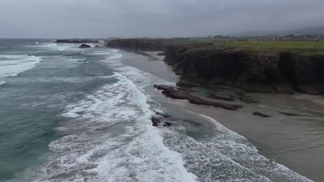 Olas-En-Cámara-Lenta-Rompiendo-H-Drone-Del-Norte-De-España,-Antena