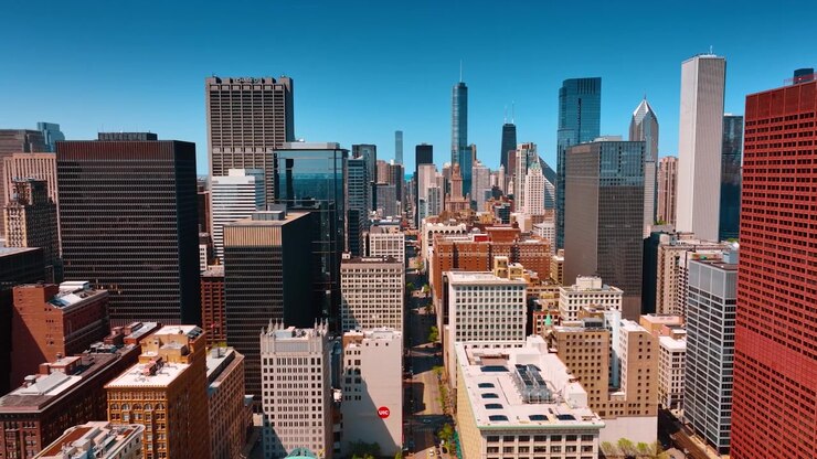 Voando sobre a paisagem urbana ensolarada com arquitetura diversificada. Chicago moderna, Illinois, EUA