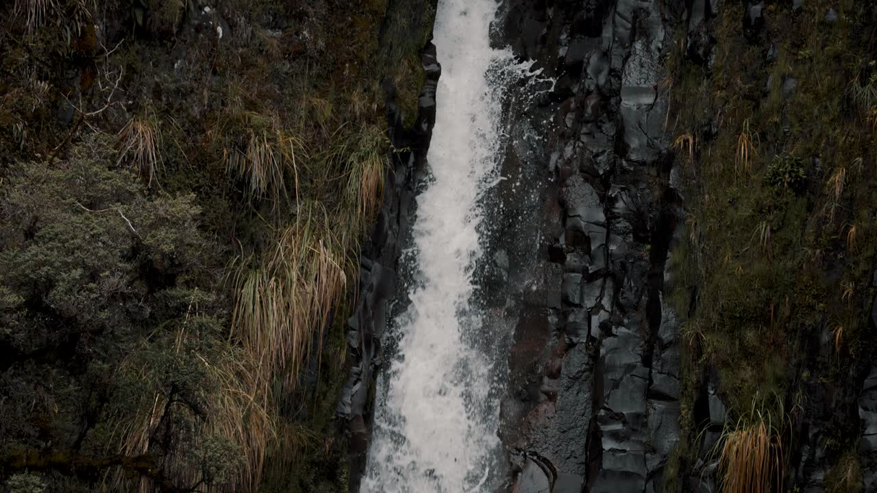 cascada que cae y cae sobre rocas en el parque nacional cayambe coca, papallacta, ecuador - inclinado hacia abajo