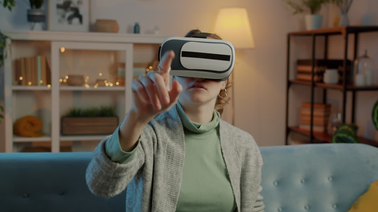 Donna che sperimenta la realtà virtuale a casa