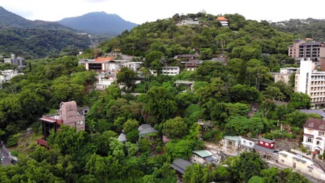 Taipei-Häuser,-Die-Sich-In-Den-Bergen-Verstecken