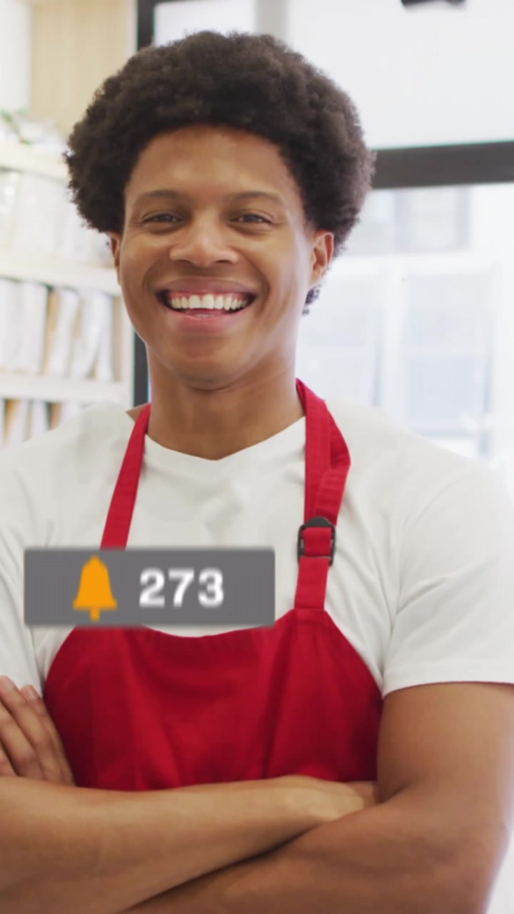 Animação de processamento de dados de redes sociais sobre um vendedor em supermercado.