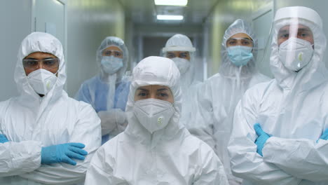 equipo de médicos con uniformes de protección en el hospital