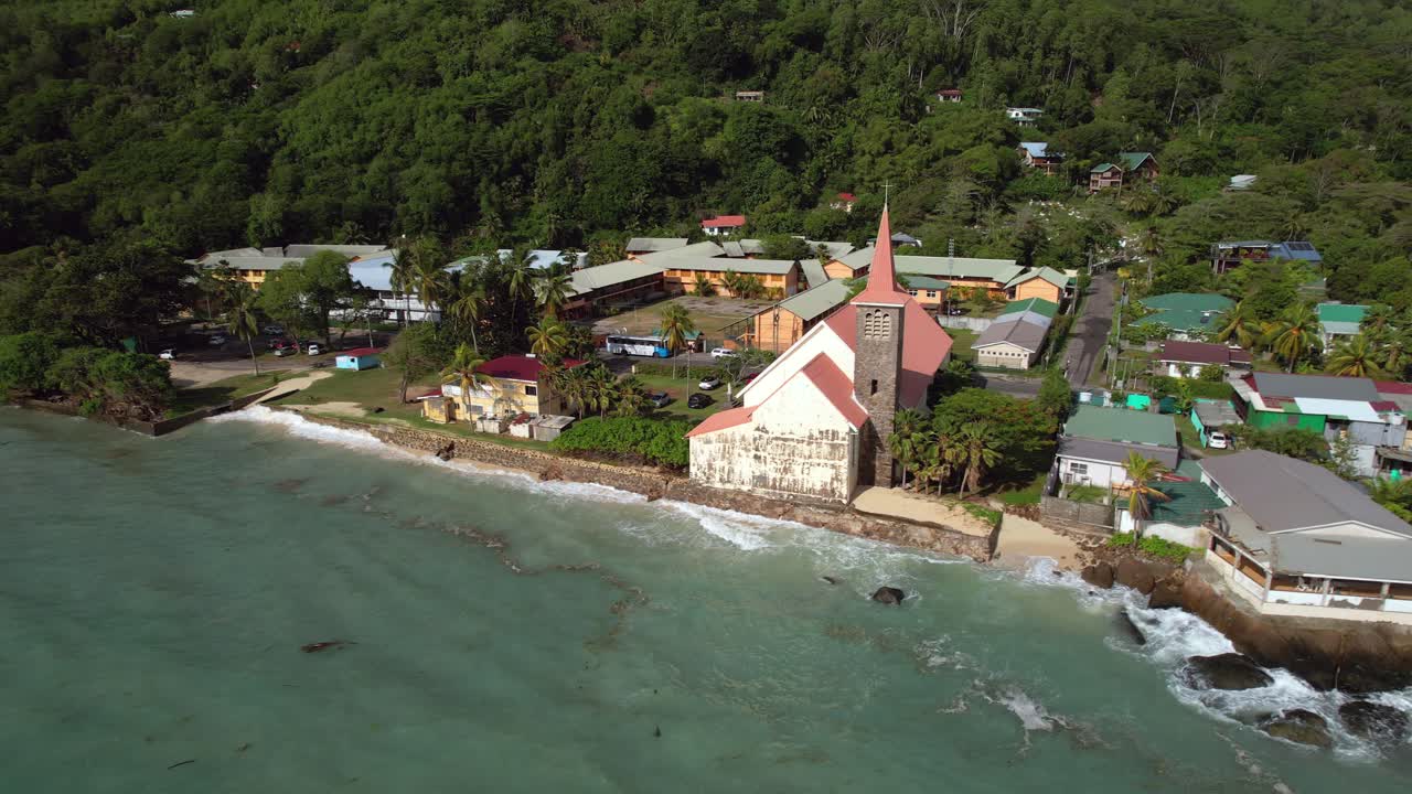 drone de la iglesia de san josé cerca de la orilla de la playa de anse royale, mahe, seychelles 30fps 2