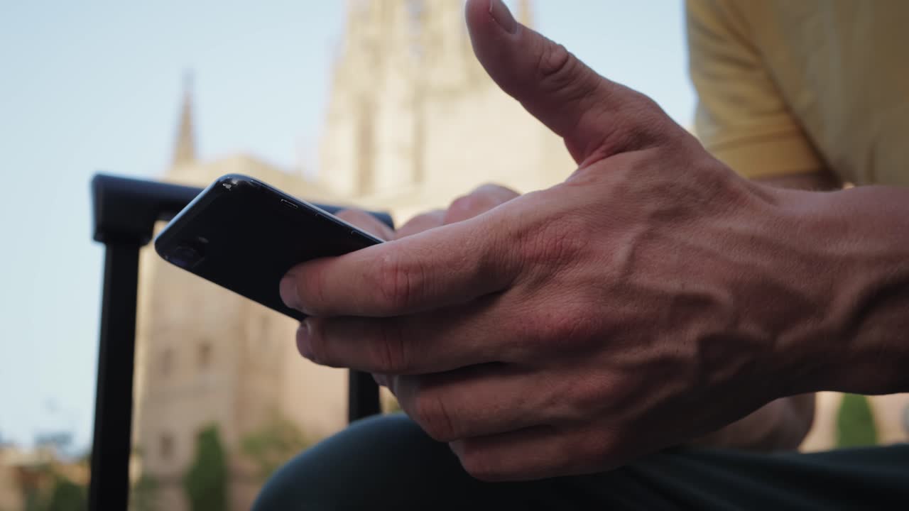 야외에서 스마트폰을 사용하는 사람