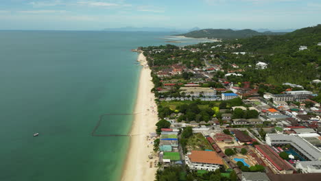 Vista-Aérea-De-Koh-Samui,-Tailandia,-Famoso-Destino-Turístico-Del-Sudeste-Asiático,-Drones-Vuelan-Sobre-La-Playa-De-Mae-Nam,-Revelando-Un-Paisaje-Marino-Impresionante-Y-Escénico