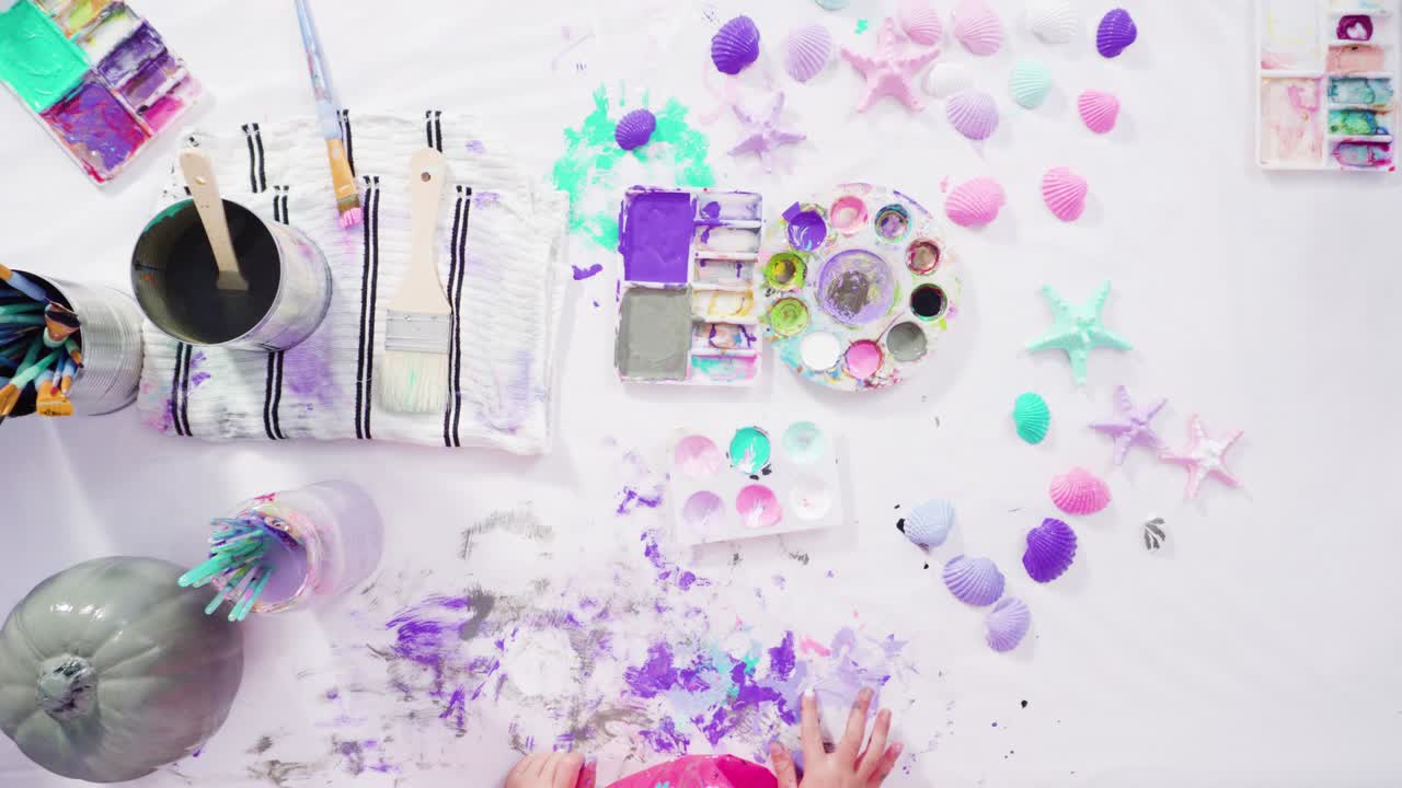 아크릴 페인트로 호박을 칠하는 공예