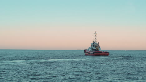 barco de pesca navegando en el mar báltico en gdynia al atardecer