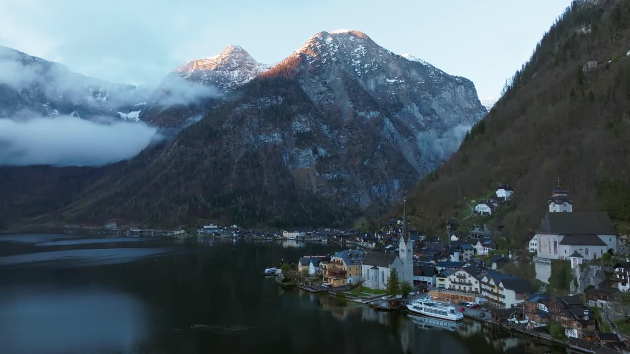 tomada de la órbita alta de hallstatt austria durante el amanecer