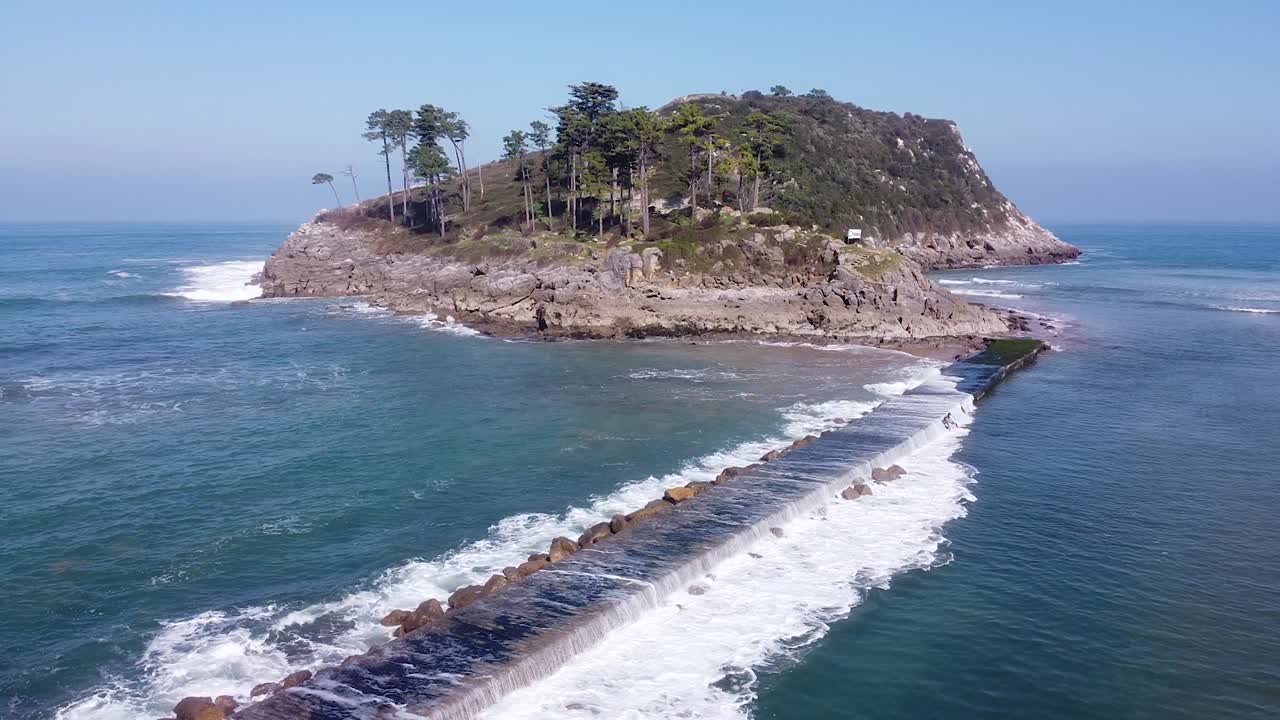 vista aérea de drones de la isla de san nicolás en la playa de lekeitio en el país vasco