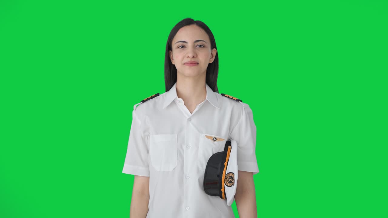 인도 여성 조종사가 모자를 벗고 녹색 화면