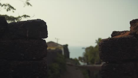 Vista-Al-Océano-Entre-Los-Ladrillos-De-Una-Antigua-Fortaleza.