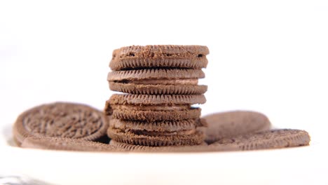 una pila de galletas llenas de crema de chocolate