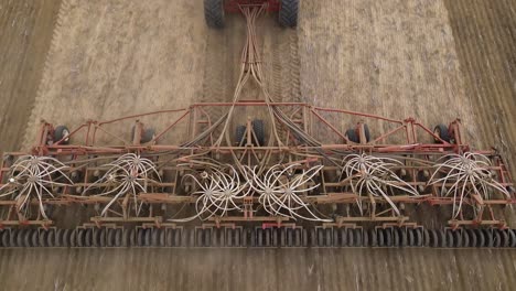 nuevo equipo de siembra remolcado por un tractor a través de un potrero saludable-5