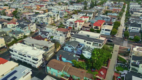 drone aéreo disparado sobre casas de bungalow residenciales a lo largo de las playas de manhattan, california, ee.uu. durante la noche