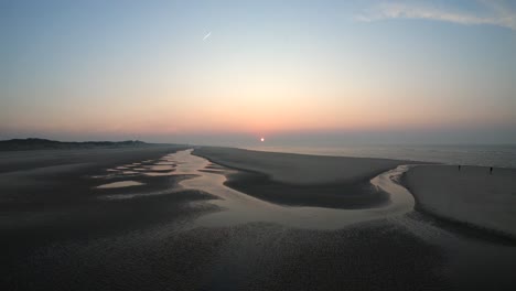 río en la playa, creado por el flujo del océano