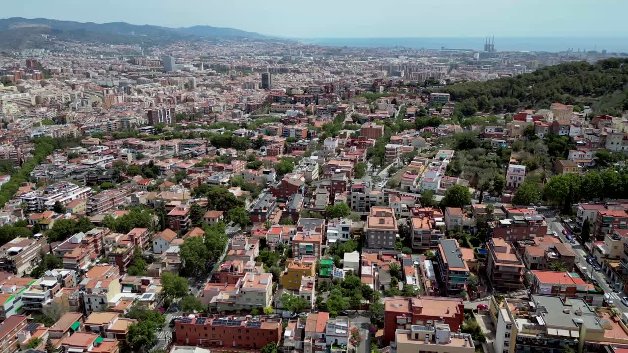 fotos aéreas de drones del horizonte de cataluña con árboles verdes y pirineos en el fondo