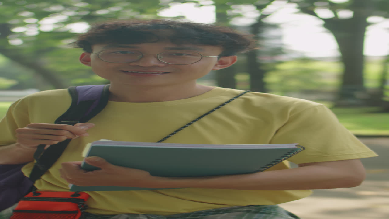 Ritratto di giovane studente asiatico nel parco