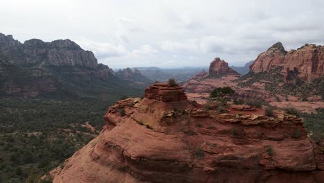 Riesige-Rote-Felsformationen-Stehen-In-Sedona,-Arizona