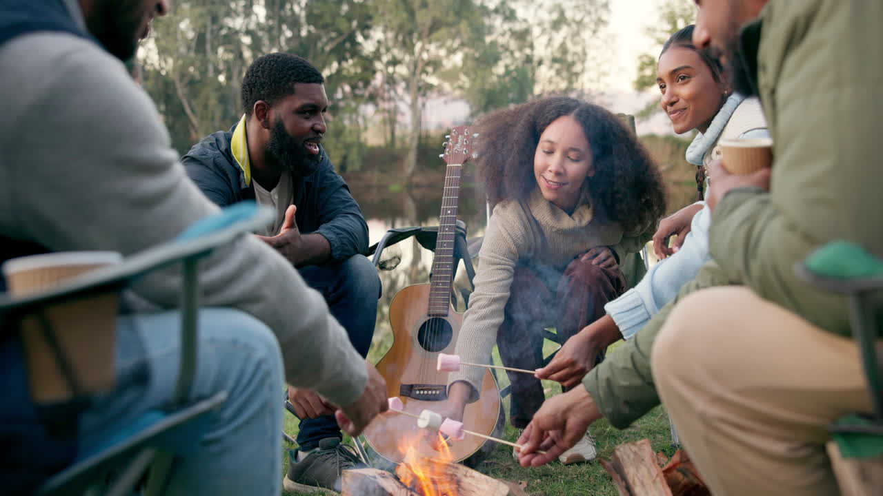 Camping, bål og mennesker med marshmallows