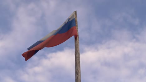 Bandera-Ondeando-En-El-Viento