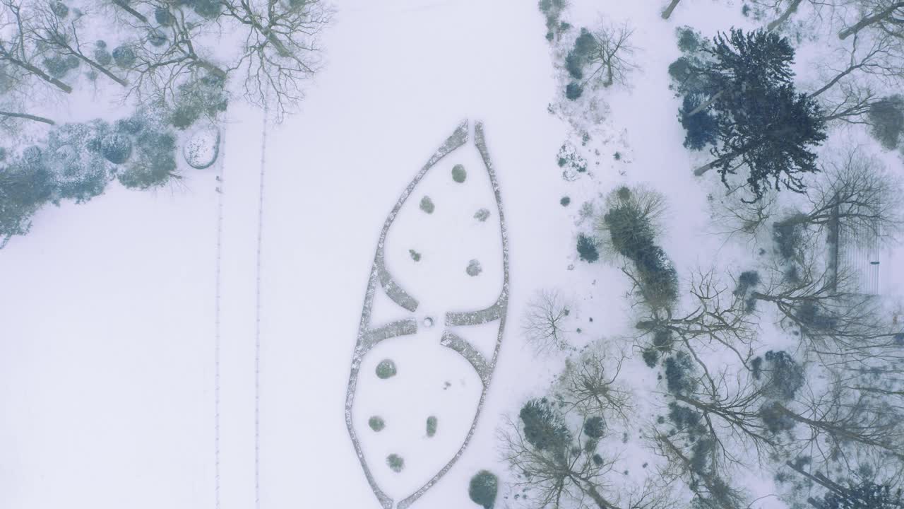 겨울 동안 눈이 내리는 빌라 오드 그로벤비크의 공개 샷