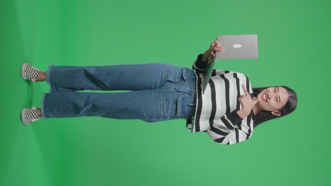 mujer con una computadora portátil