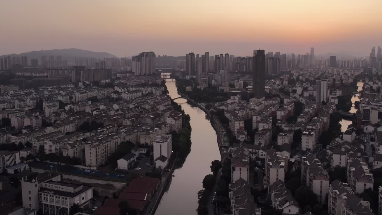 아름다운 도시 풍경, 명품 주거 아파트의 지붕 꼭대기, 해가 지는 날에 베이 레이크 해안에 있는 현대적인 마천루, 시내 외의 부동산 개발의 예로 가족 주택