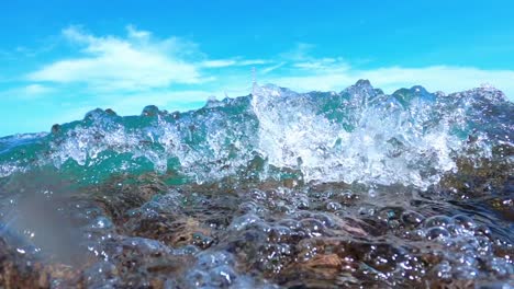 agua de mar cristalina en cámara lenta, destacando la belleza del mar caribe en un día despejado