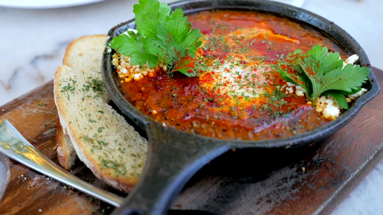 quinoa asada saborosa casera shakshuka con huevo, para una buena y saludable comida, comida de oriente medio.