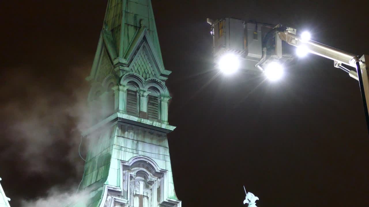 교회 화재 옆에 고정된 화재 사다리 연결식 플랫폼