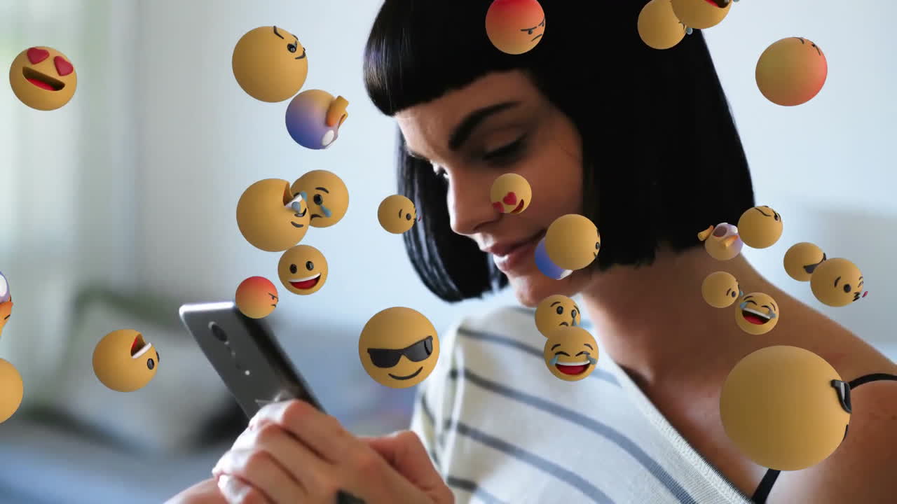 iconos de emoji con una mujer usando un teléfono inteligente en el fondo