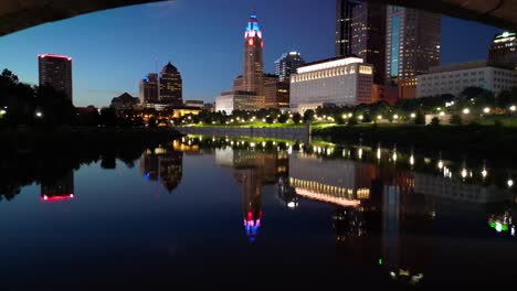 paisaje urbano amplio aéreo - centro de columbus, ohio - noche - debajo del puente