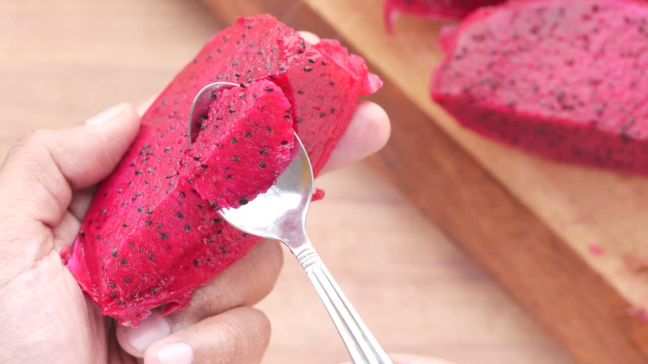 드래곤 과일을 준비하고 먹는 방법