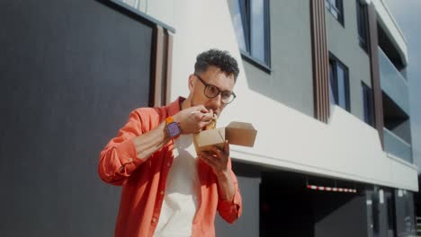 man eating lunch outside