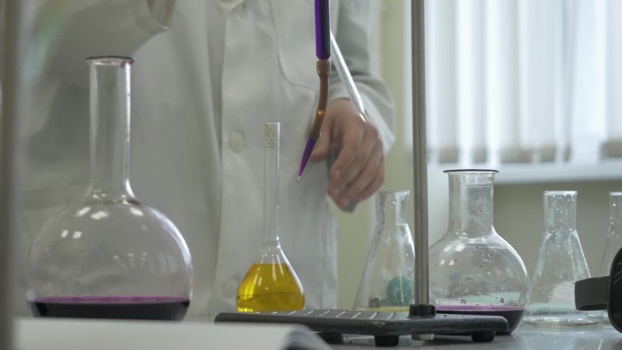 experimento de química en un laboratorio