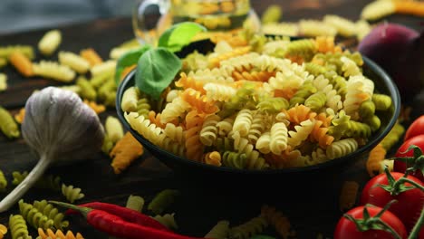 cuenco con macarrones crudos de diferente color