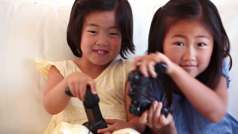 Dos-Niñas-Jugando-Juntas-Una-Consola-De-Juegos