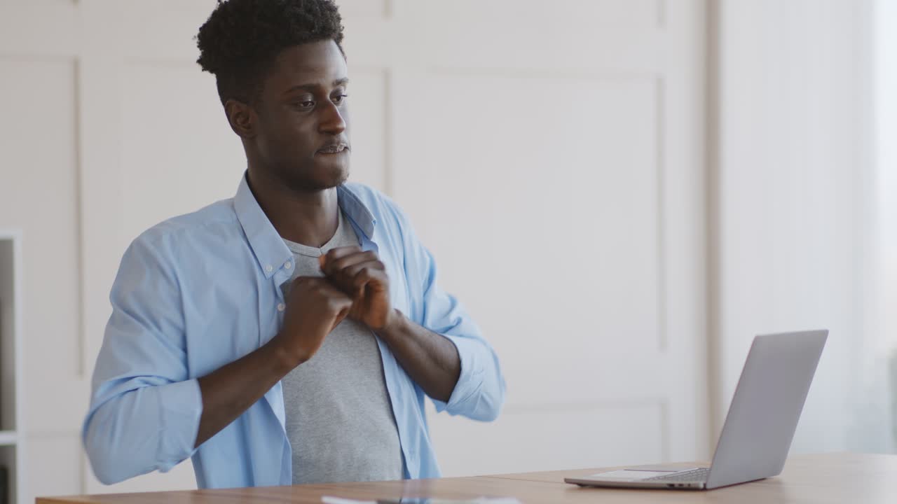 hombre estirándose en su portátil