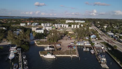 Luftaufnahme-Eines-Neubaus-Mit-Blick-Auf-Das-Wasser-In-Florida