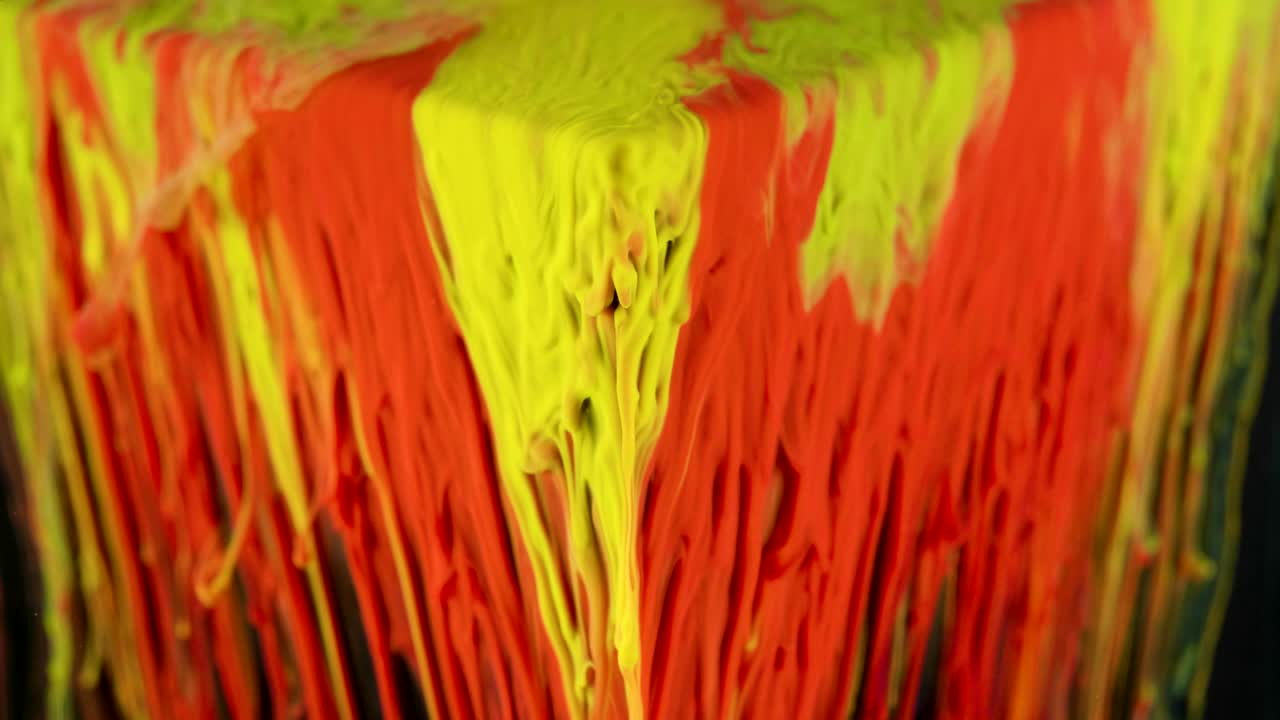 다채로운 잉크 페인트가 물 에 있는 큐브에서 천천히 흘러나옵니다.