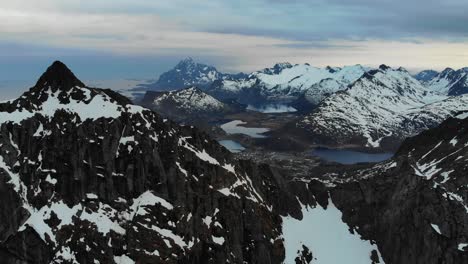 toma larga de drones de un paisaje montañoso, revelando pequeños pueblos en el valle cerca de varios lagos