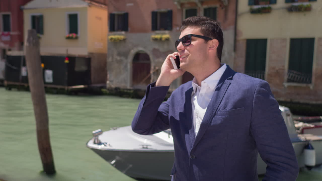 hombre de negocios en una llamada telefónica en venecia