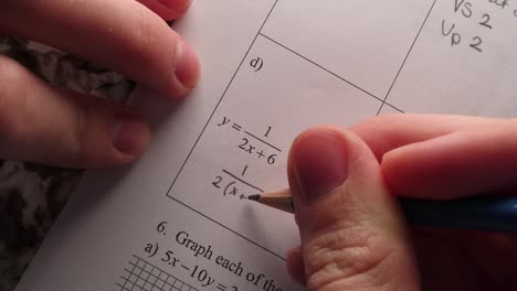 Prueba-De-Matemáticas-Y-Tareas-Para-Las-Funciones-De-Factorización-De-La-Escuela-Secundaria-Matemáticas-Y-Escritura-Con-Lápiz-Sobre-Papel-Respondiendo-Preguntas